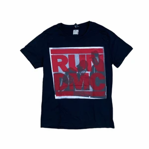 RUN DMC merch - Merch från en klassisk rap collective. Storlek L.