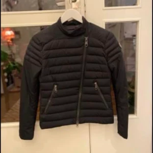 Peak Perfomance jacka -  Svart lättviktsdunjacka Peak Nästintill nyskick  XS modellen heter ALEXIS J