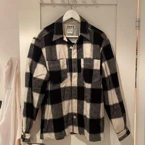 Hope Overshirt - Fin rutig overshirt från Hope, sparsamt använd så den är i fint skick. Nypris 1800kr.