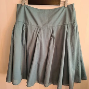 Noa Noa kjol strl xxl (44-46) - Kjol från Noa Noa. Knappar i sidan. Strl xxl (44-46). Tvättad men aldrig använd.  Midjemått: ca 47 cm × 2. Längd: ca 64 cm.