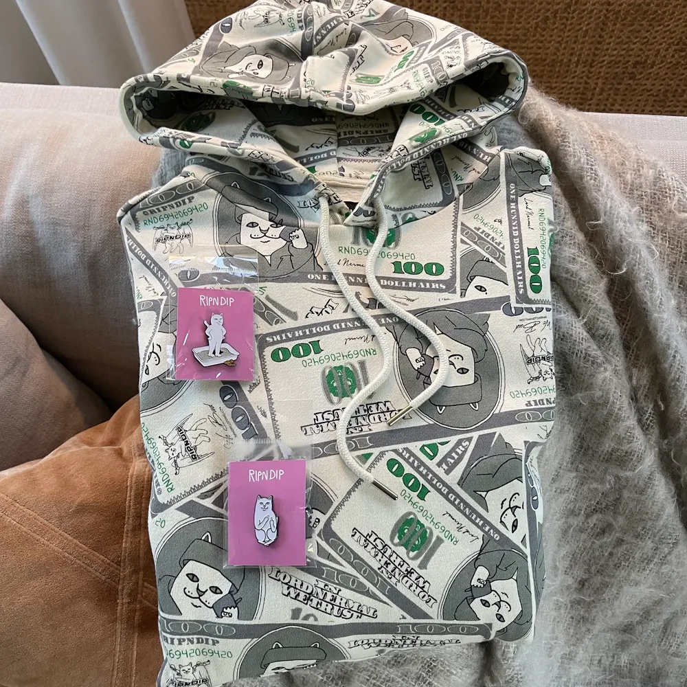 Säljer en oanvänd Ripndip hoodie. Skick 10/10, Nypris 1000kr, Mitt pris 200kr. Hoodies.