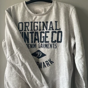 TTD denim sweatshirt  - En grå college sweatshirt TTD. Storlek M och är i väldigt bra skick! 