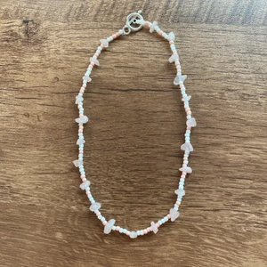 handgjort halsband🐚🤍 - ett halsband som jag gjort själv! gjort av rosenkvartschips och olika plastpärlor i rosa och vit🌸