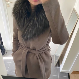 Kappa - Jättemysig kappa från Rockandblue! Är använd lite under förra hösten/vintern. Pälsen är inte äkta och är avtagbar, säljer denna då den blivit för liten. Storleken är 32. Köpt för 2700 på Bubbleroom. Är många intresserade blir det budgivning, Är 152 cm🤎