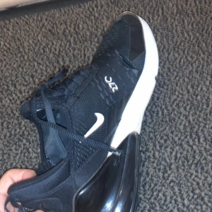 air max 270s storlek 38,5 - sönder lite här o där de därför jag säljer de billigt men det går lätt o fixa pris kan 100% diskuteras 