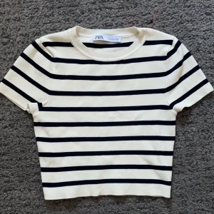 Randig zara t-shirt  - En croppad t-shirt från zara, den är mindre än vad den ser ut den är en M jag den sitter som en S, frakten betalas från köparen  