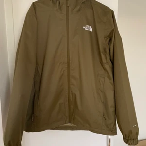 Ny** North Face regnjacka  - Oanvänd regnjacka, rak i modellen. Storlek: L