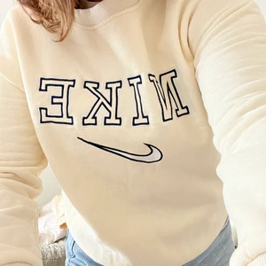Nike sweatshirt - Säljer denna fina krämvita niketröjan med blå/vit brodering. Färgerna syns tydligast på sista bilden💌 Är strl M men skulle mer säga att det är en avslappnad S.  Pris är exkl frakt <33