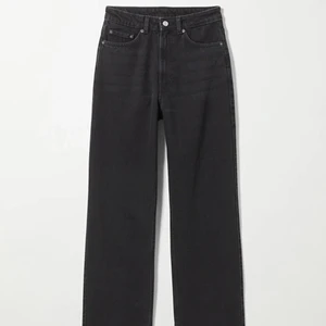 Weekday Jeans - Weekday Rowe Extra High Straight Jeans i färgen Echo Black  Byxorna är använda men i fint skick.  Säljes då de tyvärr är för korta på mig vilket jag upptäckte i efterhand. 