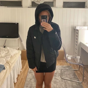 Vinterjacka  - Säljer denna fina mysiga vinterjackan nu till vintern, håller värmen bra🤍 Köptes förra vintern, nästan som ny! Nypris 1000kr🤍 Pris kan diskuteras! 