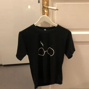 Harry Potter t-shirt - Använd flera gånger. I bra skick. Storlek: S Säljer för  40kr  Frakt: 59kr  Vid frågor är det bara att skicka ett meddelande✨ 
