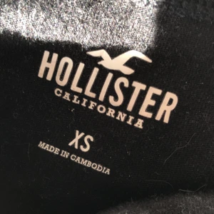 Hollister tröja XS - Knappt använd och jätte fina detaljer på sidan av ärmarna och bak på ryggen.