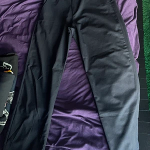 Hope Wind trouser dark navy - Hope Wind trouser dark navy Size: 48 cond: 8/10 (saknar gylfknappen går o sy på nu bah annars inga fel)