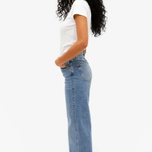 Monki jeans. - Dom ser precis likadana ut, precis under naveln på mig. Lite långa, är 1,60.💗