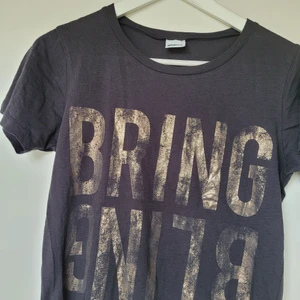 Svart t-shirt m tryck stlS - Svart smal t-shirt m tryck"Bring Bling" i koppar- metallic färg  GinaTricot StlS.