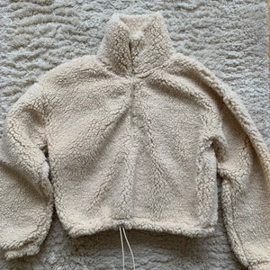 Teddy jacka/tröja från BikBok XS - Helt ny från BikBok med prislappar kvar, storlek XS