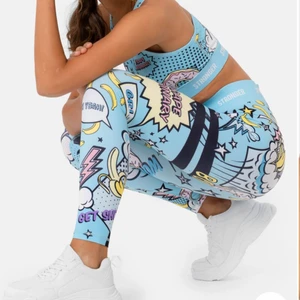 Stronger set (pop) - Säljer mitt ass coola stronger sett! Har använt det några gånger innan och bokstäverna i byxorna och toppen har försvunnit i tvätten (inget som märks/syns) säljer pga använder aldrig. (Stronges egna bilder)