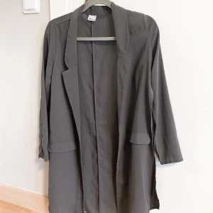 Jackkofta strl 34 oanvänd  - 120kr inkl frakt ❤️ Gina tricot tunn jacka, super fin & i strl 34. Så den är tyvärr för tight för mig. Super fint skick! Och super snygg. Nypris runt 299kr? Köpt för ett par år sedan.