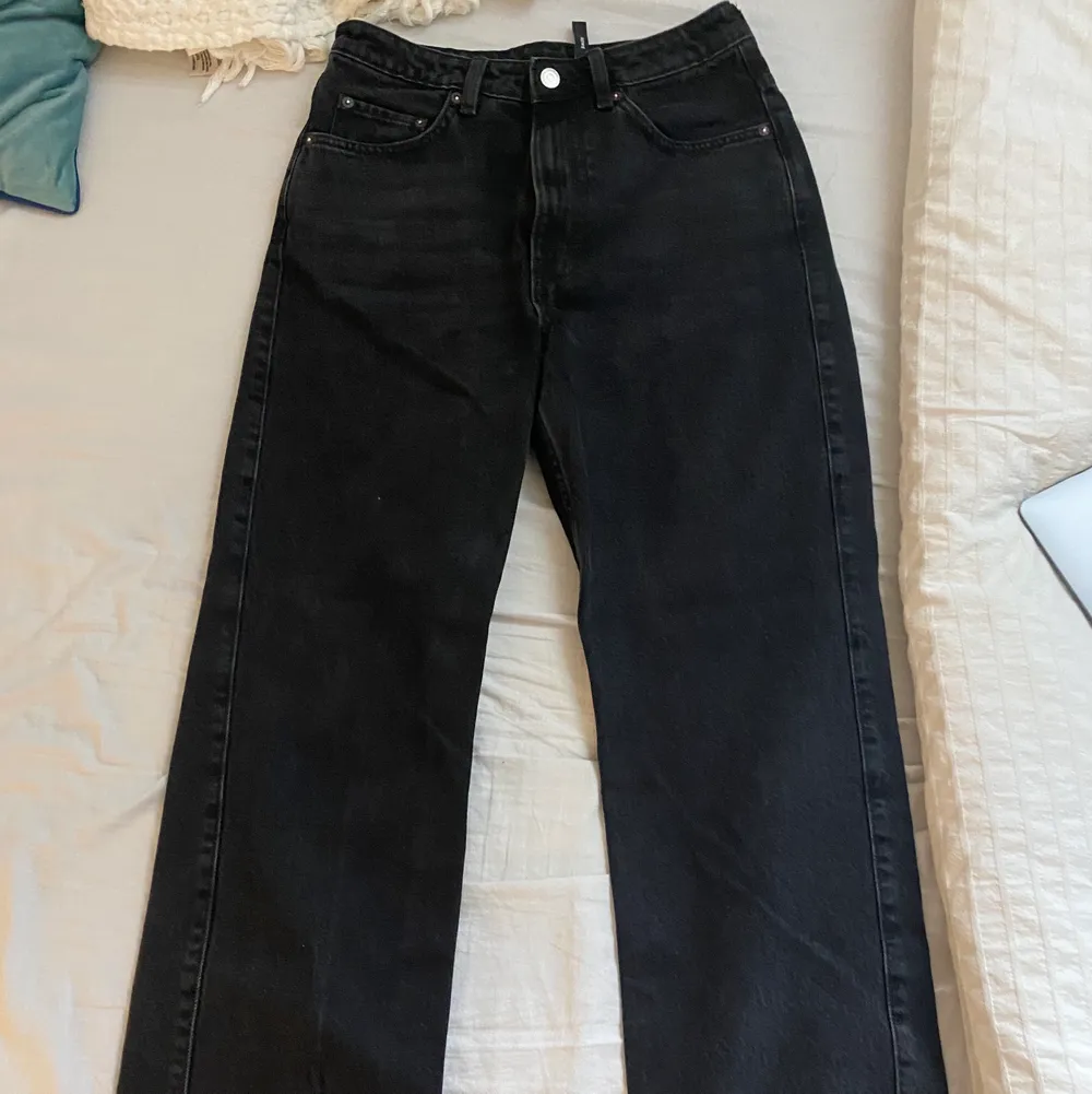 Svarta högmidjade mellanbreda jeans, storleken w29 l30. Jeansen har använts ca 5-7 gånger. Skriv privat angående frågor om passformen . Jeans & Byxor.