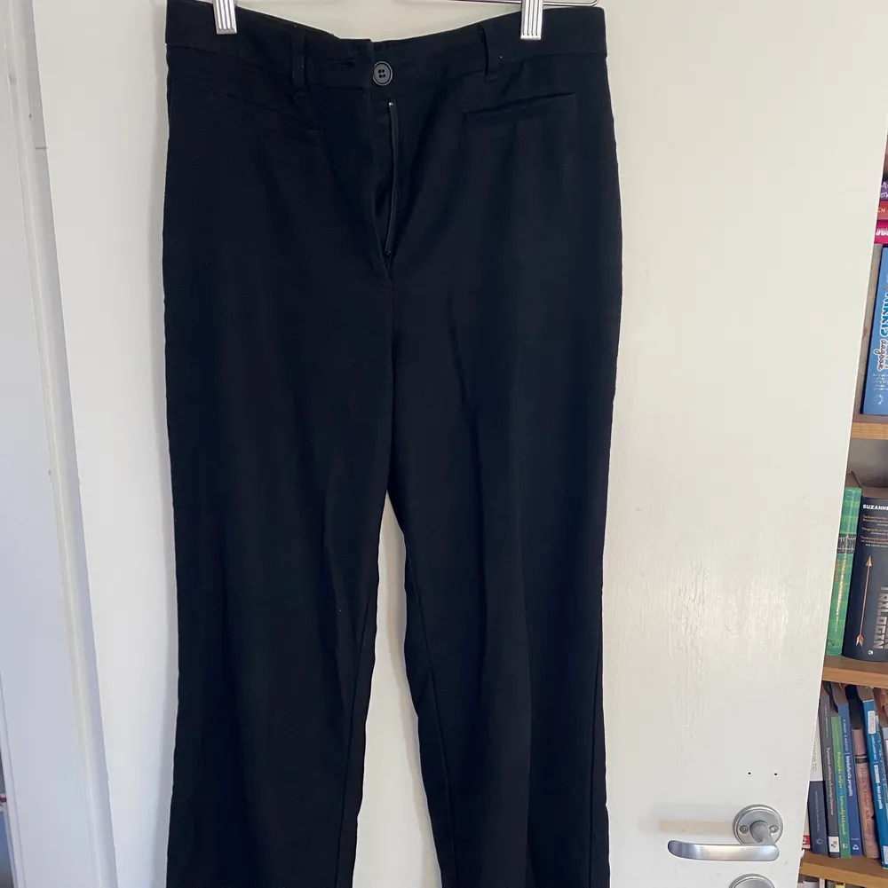 Svarta raka kostymbyxor från Monki i storlek 36! . Jeans & Byxor.