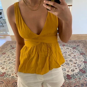 Gul zara top - Väldigt gammal zara topp i storlek Xs men passar mig som är s-m