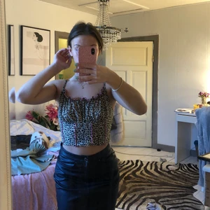 Leopard linne, storlek XS/S - Ett leopard linne ifrån shein, aldrig använt. Passar dig som gillar mönster😚 DM för bättre bilder🤍