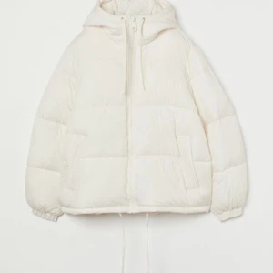 Puffer jacka  - Säljer min vita puffer jacka från hm, andvänd en del men fortfarande bra skick