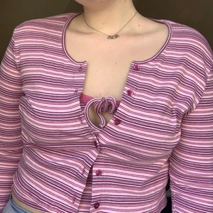 Randigt set med kofta och linne från BDG - Jättegulligt och vårigt set från Urban outfitters som skriker sent 90-tal/tidigt 2000-tal. Knappt använd, köpt för cirka 450kr. Köparen står för frakt💗