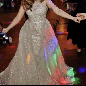 Festklänning  - Balklänning, en gång använd. Pris kan duskuteras.