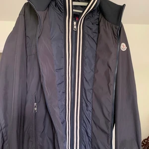 Moncler Alibert light jacka  - 9/10 skick, syns lite på ena zip:en då lite färg kommit av - syns knappt. Storlek 2 passar som liten M. På tjejer antar jag att den skulle passa stor M. Den är bevisad äkta av moncler båda genom koden och deras support Skickar bilderna vid intresse. Bjuder på frakt men rekommenderar meetup då PostNord kan få för sig att slarva bort paketet 