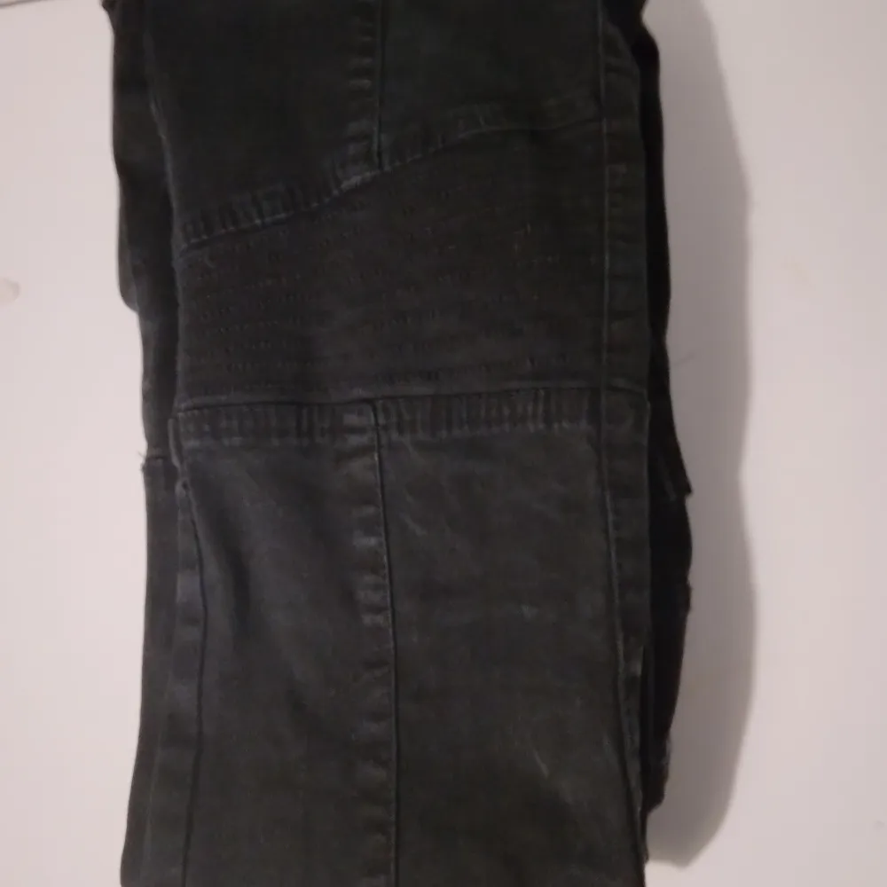 Svarta jeans med detaljer storlek M. Jeans & Byxor.