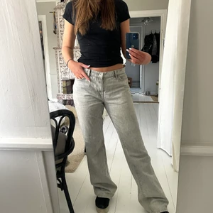 Utsvängda jeans strl 30/34 - Säljer dessa utsvängda lågmidjade jeans i snygg ljusgrå tvätt! Strl 30/34 och sitter snyggt lite oversized på mig som är en 36/38💕