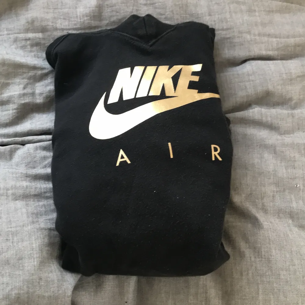 Säljer nu min Nike hoodie är i rätt bra skick och är väldigt sportig . Tröjor & Koftor.