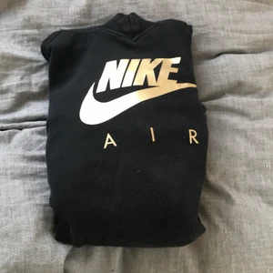 ? - Säljer nu min Nike hoodie är i rätt bra skick och är väldigt sportig 