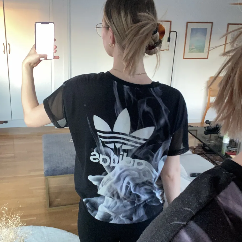 Adidas tröja med rökmotiv designad av rita orah (bär den oftast bak och fram för att ha adidasmärket på framsidan) avklippt lapp bak tror detta är en S. Mesh detaljer på ärmarna.. T-shirts.