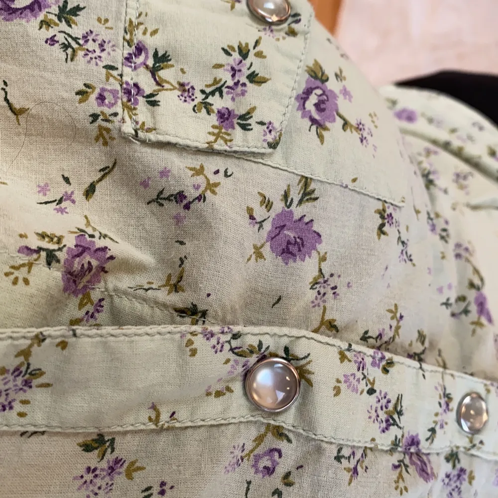 Tidigt 2000-tals skjorta i pastellgrön & lila blommor. Vita glansiga knappar. Även så fin öppknäppt med en topp under. (Jag är typisk S 170cm lång). Skjortor.
