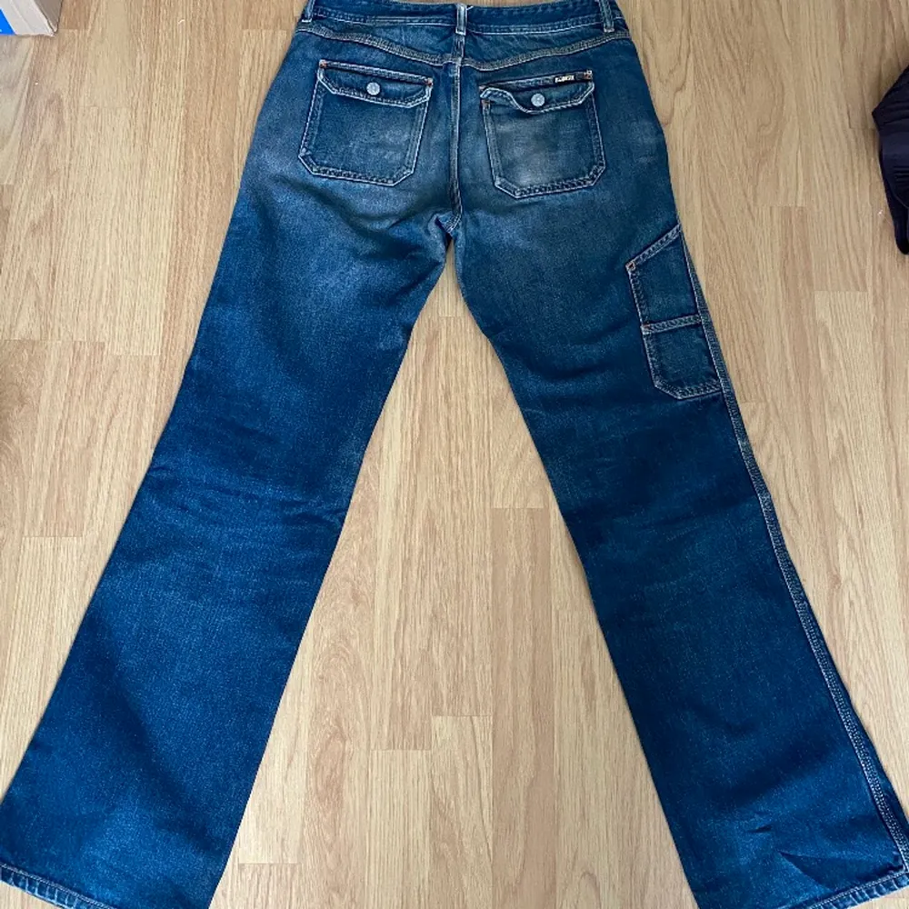 SKIT SNYGGA lågmidjade diesel jeans som carpenter! jätte bra skick och i storlek w28 l32. köparen står för frakt 💚. Jeans & Byxor.