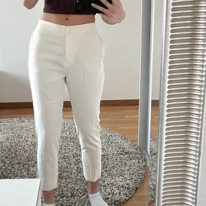 Vita kostymbyxor  - Vita kostymbyxor från H&M! Byxorna har aldrig använts tidigare sedan köpet. Ingen retur. Alla plagg som säljs tvättas noga innan leverans! Det är bara att skriva om du har några frågor! <3