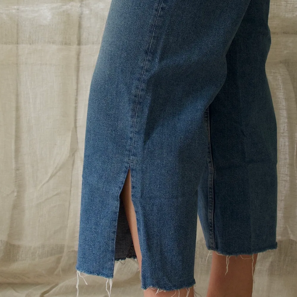 Fina jeans med hög midja och slits från Behrska ✨ . Jeans & Byxor.
