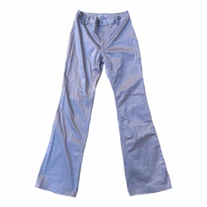 Weekday byxor - Silvriga byxor från weekday i storlek 36. En liten fläck på baksidan av ena benet men den är inte så synlig