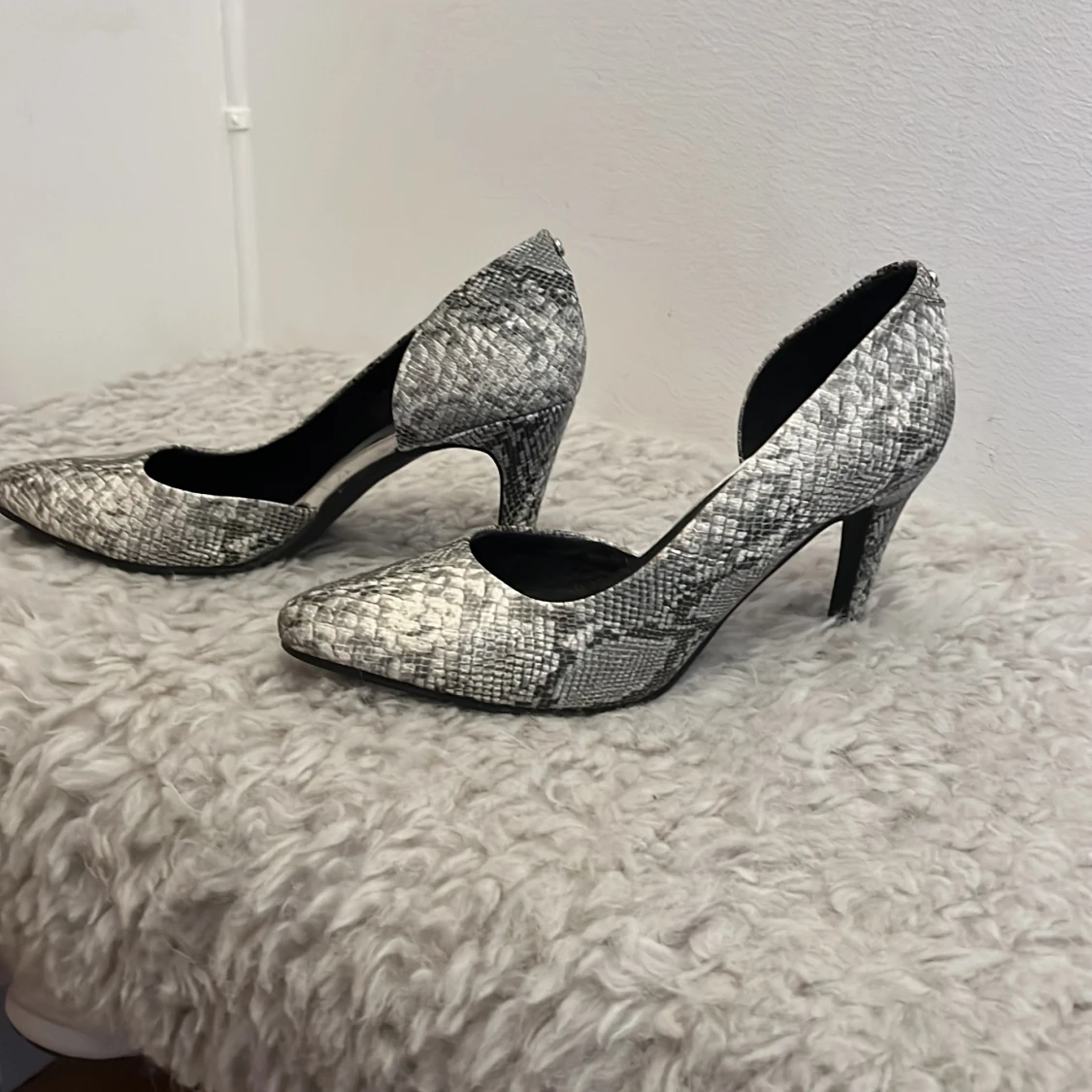 Ormskinnsmönstrade klackskor - 91