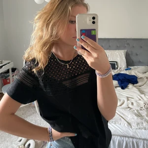 Svart söt tröja - Denna svarta söta tröjan/topp är köpt på sellpy men passade tyvärr inte mig i storleken💞