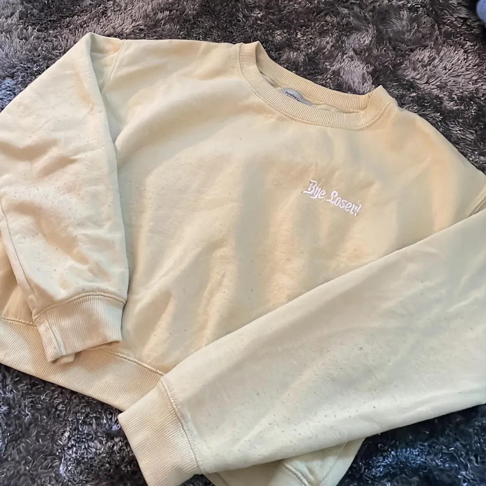 Sweatshirt gul från Pull&Bear, finns ej kvar💕 För liten för mig då jag gillar oversize. Använd men gott skick. Tröjor & Koftor.