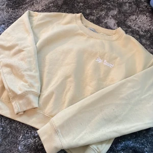 Pull&Bear Sweatshirt - Sweatshirt gul från Pull&Bear, finns ej kvar💕 För liten för mig då jag gillar oversize. Använd men gott skick
