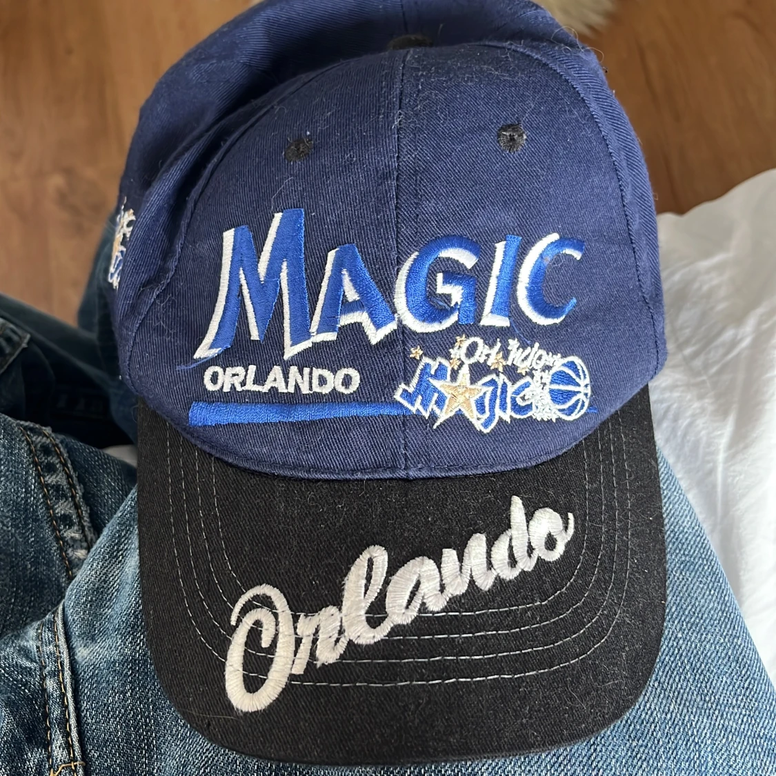 Fett gullig mössa med ett coolt tryck - 90