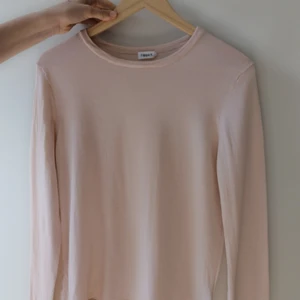 Filippa K tröja merinoull - Säljer min Filippa K Merino R-neck Pullover, nypris 1400kr då den inte kommer till användning. Är i bra skick. 400kr+ev frakt. Storlekslappen bortklippt men passar mig perfekt som har XS-S. 100% merinoull. Skriv för fler bilder. 