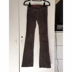 Bruna jeans - Säljer ett par vintage bruna jeans i ett skönare material! I storlek 40 men passar mig som är 36. Så passar för dig som är S. 