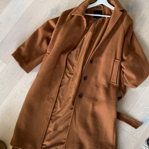 Kappa monki - Kappa i fint skick från Monki 2 år sedan. Sparsamt använd. Brun/Beige i färgen, både knappar och snöre som knäppe. Pris kan diskuteras vid snabb affär 