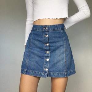 Säljer denna jeans kjolen från hm. Perfekt till sommarn ☀️ köparen står för frakten (stl 34 men passar 36 också)