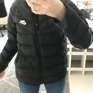 Nike jacka  - Säljer min nya jacka för att har du tröttnat på den i storlek 36  jag är  1,62 skriv om ni intresserade den är i bra skick ingen skador pris kan diskuteras